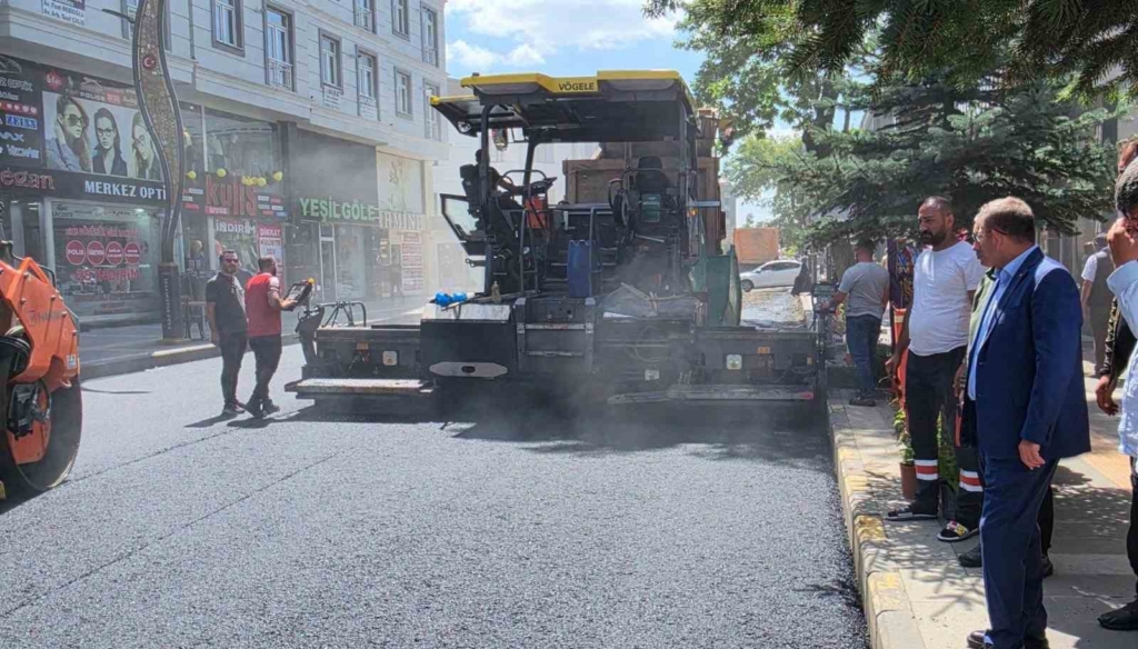 Kars'ta Faikbey Caddesi'nde asfaltlama çalışmaları sürüyor