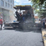 Kars'ta Faikbey Caddesi'nde asfaltlama çalışmaları sürüyor