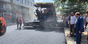 Kars'ta Faikbey Caddesi'nde asfaltlama çalışmaları sürüyor