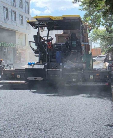 Kars'ta Faikbey Caddesi'nde asfaltlama çalışmaları sürüyor