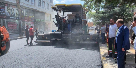 Kars'ta Faikbey Caddesi'nde asfaltlama çalışmaları sürüyor