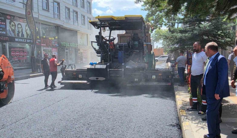 Kars'ta Faikbey Caddesi'nde asfaltlama çalışmaları sürüyor