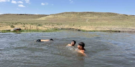 Kars'ta sıcaklık 30 dereceyi buldu, çocuklar derelerde serinliyor