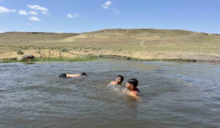 Kars'ta sıcaklık 30 dereceyi buldu, çocuklar derelerde serinliyor