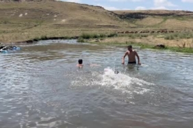 Kars'ta sıcaklık 30 dereceyi buldu, çocuklar derelerde serinliyor