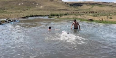 Kars'ta sıcaklık 30 dereceyi buldu, çocuklar derelerde serinliyor