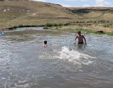 Kars'ta sıcaklık 30 dereceyi buldu, çocuklar derelerde serinliyor