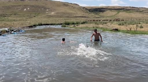 Kars'ta sıcaklık 30 dereceyi buldu, çocuklar derelerde serinliyor