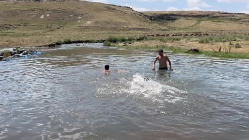 Kars'ta sıcaklık 30 dereceyi buldu, çocuklar derelerde serinliyor