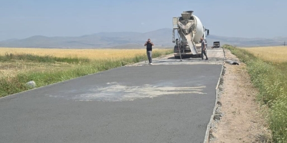 Kars'ta yol yapım çalışmaları hız kesmeden sürüyor