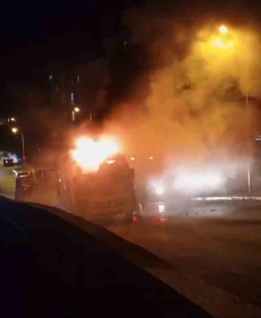 Kartal'da minibüs yangını paniğe neden oldu