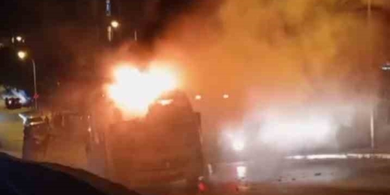 Kartal'da minibüs yangını paniğe neden oldu