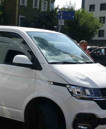 Kartal'da minibüsün çarptığı scooter sürücüsü ağır yaralandı