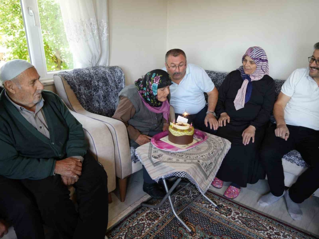 Kastamonu'da 100 yaşına giren Atiye Kurtoğlu'nun doğum günü kutlandı