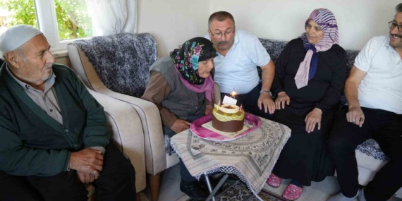 Kastamonu'da 100 yaşına giren Atiye Kurtoğlu'nun doğum günü kutlandı