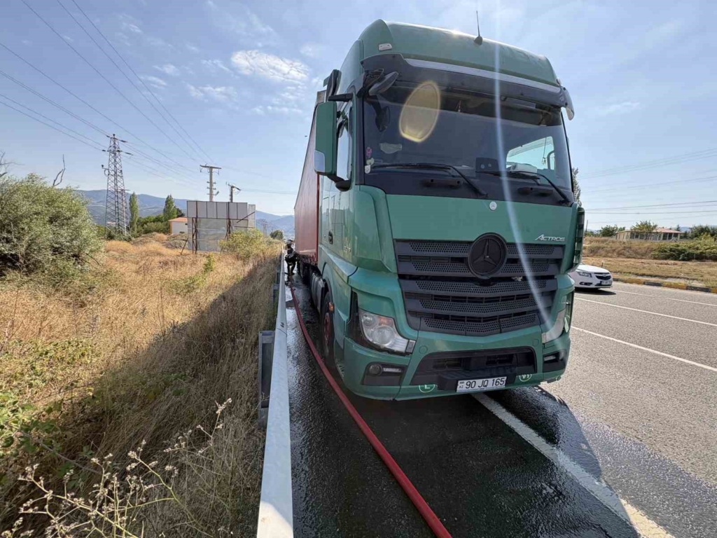 Kastamonu'da tırın dorsesinde yangın itfaiye tarafından söndürüldü