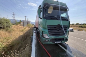 Kastamonu'da tırın dorsesinde yangın itfaiye tarafından söndürüldü