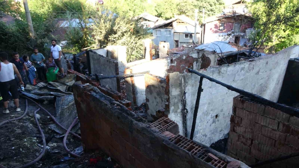 Kastamonu'da yangında piknik tüpleri patladı, iki ev kullanılamaz hale geldi