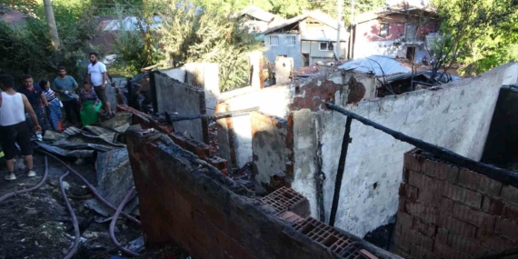 Kastamonu'da yangında piknik tüpleri patladı, iki ev kullanılamaz hale geldi