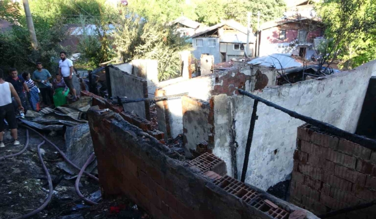 Kastamonu'da yangında piknik tüpleri patladı, iki ev kullanılamaz hale geldi