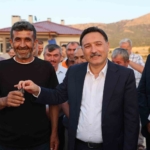Kayseri Valisi Çiçek, depremzede ailelere konut anahtarlarını teslim etti