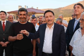 Kayseri Valisi Çiçek, depremzede ailelere konut anahtarlarını teslim etti