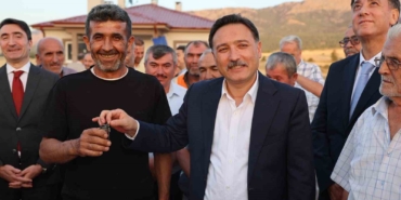 Kayseri Valisi Çiçek, depremzede ailelere konut anahtarlarını teslim etti