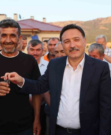 Kayseri Valisi Çiçek, depremzede ailelere konut anahtarlarını teslim etti