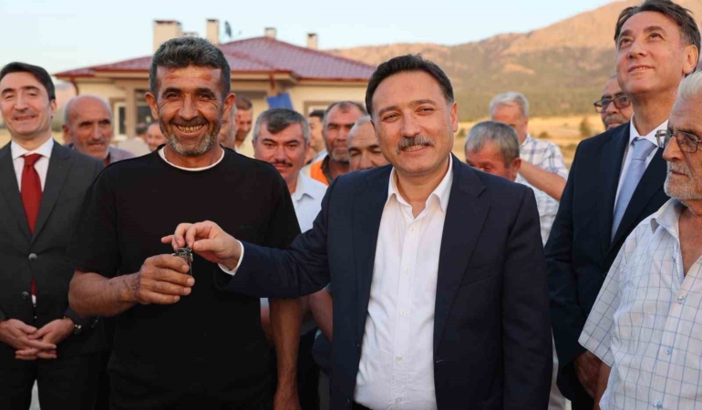 Kayseri Valisi Çiçek, depremzede ailelere konut anahtarlarını teslim etti