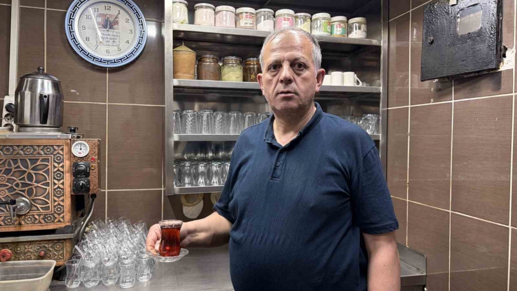 Kayseri'de 43 yıldır çay demleyen Rasim Kuş'un hikayesi