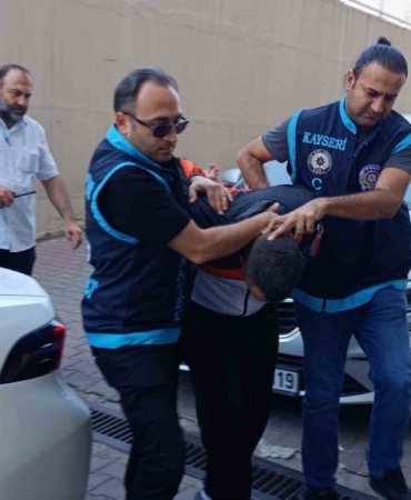 Kayseri'de misafirini bıçaklayarak öldüren şüpheli adliyeye sevk edildi