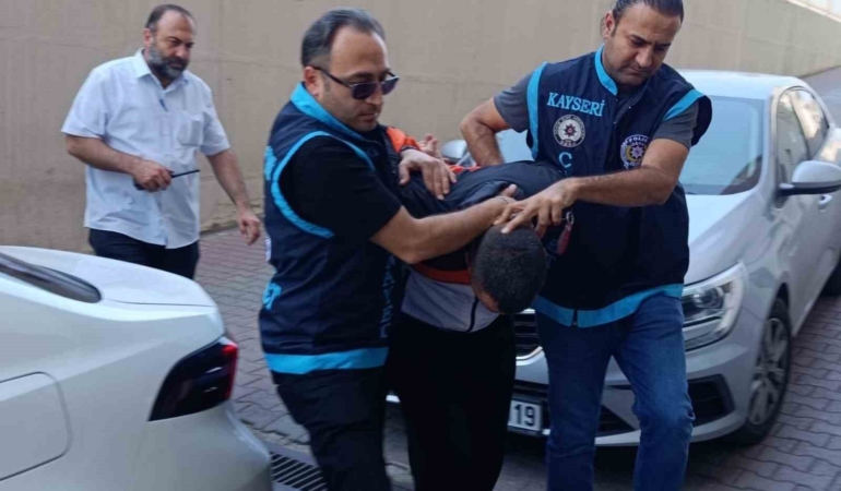 Kayseri'de misafirini bıçaklayarak öldüren şüpheli adliyeye sevk edildi