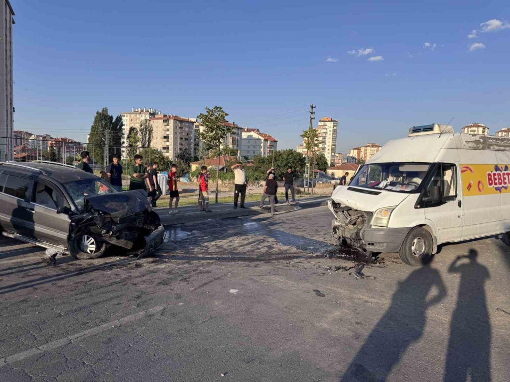 Kayseri'de otomobil ticari araçla çarpıştı: 2 yaralı