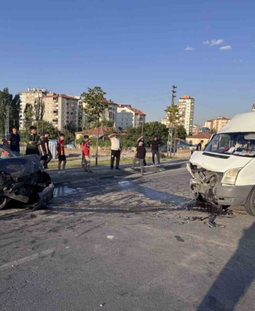 Kayseri'de otomobil ticari araçla çarpıştı: 2 yaralı
