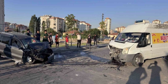 Kayseri'de otomobil ticari araçla çarpıştı: 2 yaralı