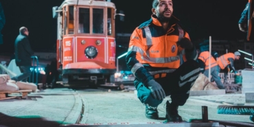 Kepez Belediyesi yeni kanal açma aracıyla altyapı sorunlarına çözüm buluyor