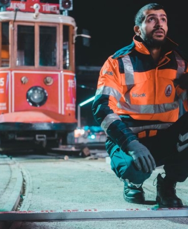 Kepez Belediyesi yeni kanal açma aracıyla altyapı sorunlarına çözüm buluyor