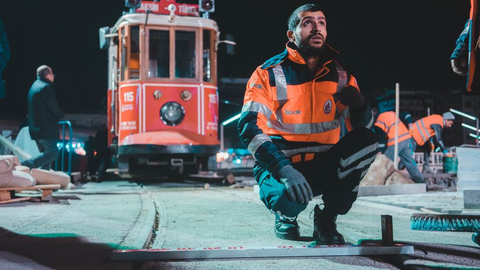 Kepez Belediyesi yeni kanal açma aracıyla altyapı sorunlarına çözüm buluyor