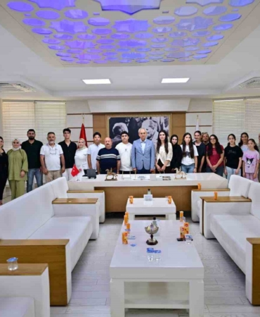 Kepez Belediyesi'nden LGS ve YKS'de Başarı Gösteren Öğrencilere Burs Desteği