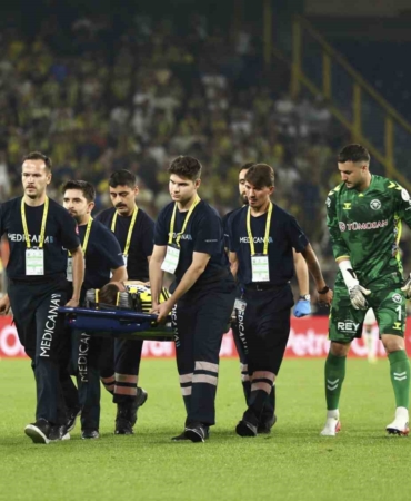 Kerem Aktürkoğlu, Konyaspor maçında sedyeyle sahayı terk etti