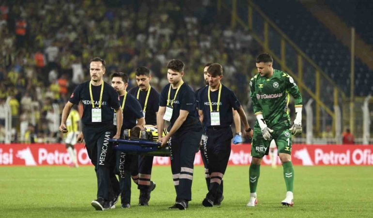 Kerem Aktürkoğlu, Konyaspor maçında sedyeyle sahayı terk etti
