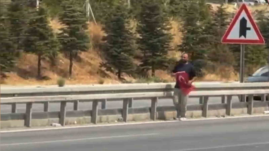 Kırıkkale'de Türk bayrağını yerden alan vatandaş dikkat çekti