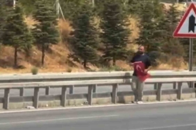 Kırıkkale'de Türk bayrağını yerden alan vatandaş dikkat çekti