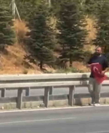 Kırıkkale'de Türk bayrağını yerden alan vatandaş dikkat çekti