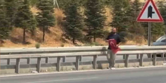 Kırıkkale'de Türk bayrağını yerden alan vatandaş dikkat çekti