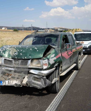 Kırıkkale'de kamyonet ile hafif ticari araç çarpıştı, 5 yaralı