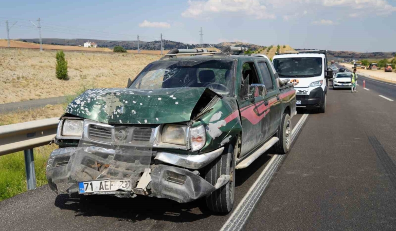 Kırıkkale'de kamyonet ile hafif ticari araç çarpıştı, 5 yaralı