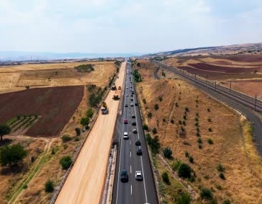 Kırıkkale'de kamyonet ile hafif ticari araç çarpıştı, 5 yaralı