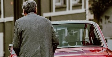 Kırklareli'de otomobil evin bahçesine uçtu, sürücü yaralandı