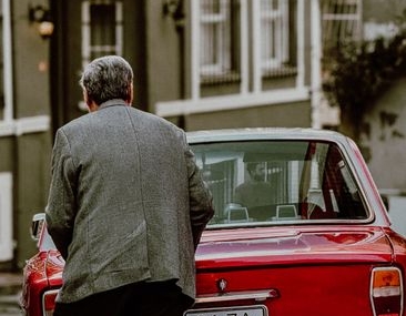 Kırklareli'de otomobil evin bahçesine uçtu, sürücü yaralandı
